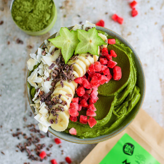 Grön smoothie bowl med Moringa pulver – krämig, näringsrik och naturligt grön