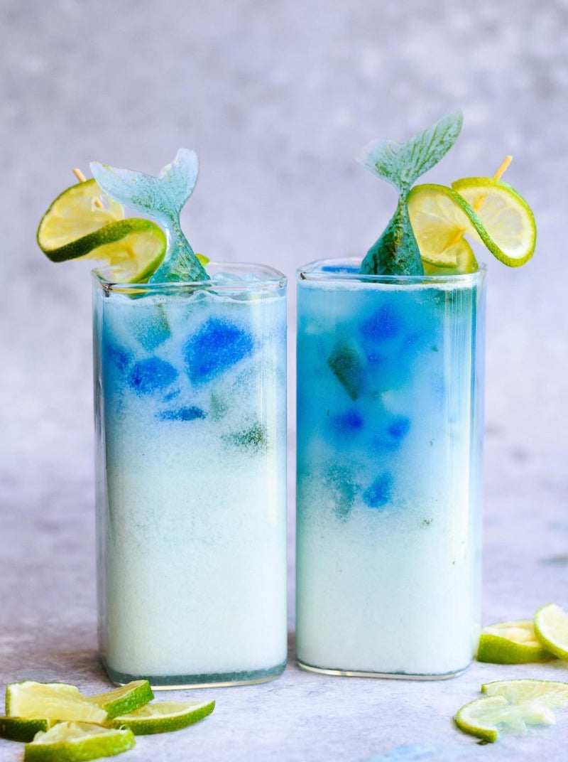 Blå lattes med blå spirulina pulver